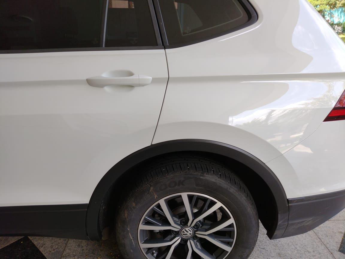Resultado final do reparo no carro branco
